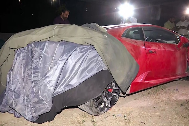 दीपक जिस लेम्बोर्गिनी स्पोर्ट्स कार को चला रहा था दीपक जिस लेम्बोर्गिनी स्पोर्ट्स कार को चला रहा था