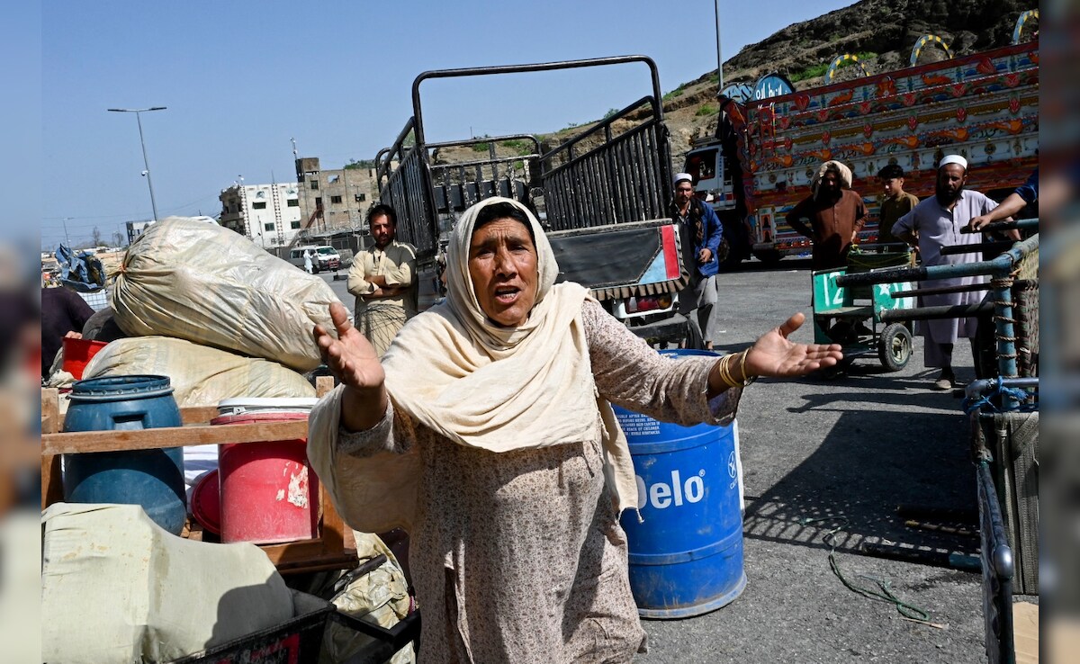 Afghani refugee woman tells the media her trouble