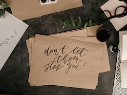 चीन के शख्स ने सुंदर राइटिंग सिखाकर चुका दिया परिवार का 23 करोड़ का कर्ज, किसी कलाकार से कम नहीं है ये शख्स