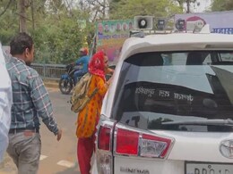 सर, सुन लीजिए प्लीज... बिहार में कार से लटक गिड़गिड़ाती रही महिला, मंत्री जी निकल लिए सर, सुन लीजिए प्लीज... बिहार में कार से लटक गिड़गिड़ाती रही महिला, मंत्री जी निकल लिए