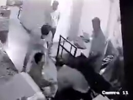 मरीज को घसीटा फिर की बेरहमी से पिटाई... कर्नाटक पुनर्वास केंद्र का ये वीडियो आपको हिलाकर रख देगा मरीज को घसीटा फिर की बेरहमी से पिटाई... कर्नाटक पुनर्वास केंद्र का ये वीडियो आपको हिलाकर रख देगा