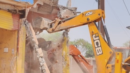 Bulldozer Action: 40 से 45 वर्षों से जिन मकानों में रह हे थे लोग, तोड़ने के लिए बुलडोजर लेकर पहुंचा सरकारी अमला