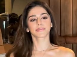 Alaya F Picks A Black Corset And Wide-Legged Jeans For A Dinner Date. Don't Miss The Handbag Alaya F Picks A Black Corset And Wide-Legged Jeans For A Dinner Date. Don't Miss The Handbag