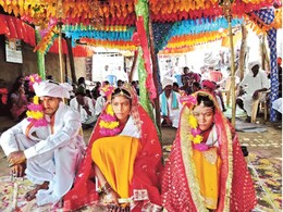 तेलंगाना में डबल दुल्हन वाली ये कैसी शादी, शख्स ने एक ही मंडप में दो युवतियों संग लिए सात फेरे तेलंगाना में डबल दुल्हन वाली ये कैसी शादी, शख्स ने एक ही मंडप में दो युवतियों संग लिए सात फेरे