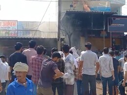 Rajasthan: कार में गैस भरने के दौरान लगी भीषण आग, जलकर खाक हुई दर्जनों स्कूटी Rajasthan: कार में गैस भरने के दौरान लगी भीषण आग, जलकर खाक हुई दर्जनों स्कूटी