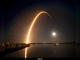 Spectacular SpaceX Launch Illuminates Night Sky, Coinciding With April’s Full Moon Spectacular SpaceX Launch Illuminates Night Sky, Coinciding With April’s Full Moon