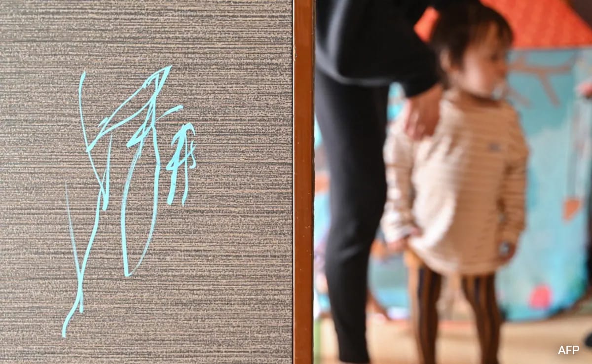 Токио Gripping paintbrush and crayon the artist known as Thumbelina