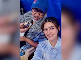 Kriti Sanon "March-ed Into April" Like This. See BTS Pic From <i>Tere Ishk Mein</i> Set Kriti Sanon "March-ed Into April" Like This. See BTS Pic From <i>Tere Ishk Mein</i> Set