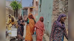 Rajasthan: गर्मी शुरू होते ही राजस्&zwj;थान में पानी का संकट, 5 क&zwj;िलोमीटर पैदल चलकर पानी लाती हैं मह&zwj;िलाएं&nbsp;