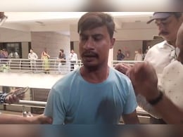 कलेक्ट्रेट परिसर में शख्स ने खुद पर छिड़का पेट्रोल, पुलिस पर लगाए गंभीर आरोप कलेक्ट्रेट परिसर में शख्स ने खुद पर छिड़का पेट्रोल, पुलिस पर लगाए गंभीर आरोप