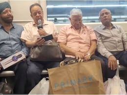 दिल्ली मेट्रो में यात्रा कर रहे बुजुर्गों ने मिलकर गाया 'प्यार हुआ इकरार हुआ', Video ने ताज़ा कर दीं लोगों की पुरानी यादें दिल्ली मेट्रो में यात्रा कर रहे बुजुर्गों ने मिलकर गाया 'प्यार हुआ इकरार हुआ', Video ने ताज़ा कर दीं लोगों की पुरानी यादें