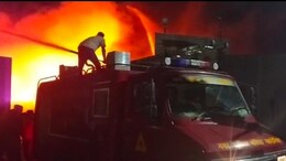 Sagar Fire: सागर में कबाड़ फैक्ट्री में लगी भीषण आग, 20 फीट तक उठीं लपटें, दमकल की 24 गाड़ियों ने 8 घंटे में पाया काबू