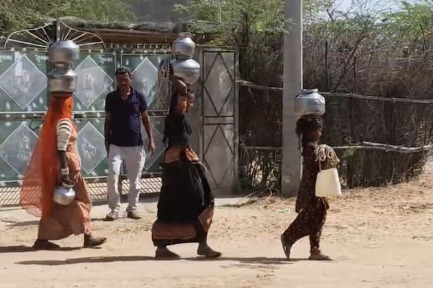 कई महीनों तक पानी नहीं मिल पाता. कई महीनों तक पानी नहीं मिल पाता.