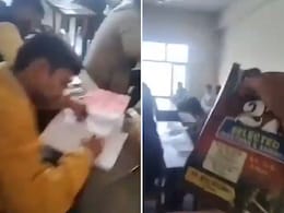 UPSC की परीक्षा में नकल का वीडियो वायरल, जांच में कुछ और ही निकली सच्चाई; अब उठ रहे सवाल UPSC की परीक्षा में नकल का वीडियो वायरल, जांच में कुछ और ही निकली सच्चाई; अब उठ रहे सवाल