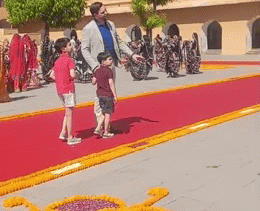 JD Vance India Visit: आमेर फोर्ट में राजस्थानी शैली से रूबरू हुए जेडी वेंस, लेकिन इस वजह से जयपुर में उतारे जा रहे भारत-अमेरिका के झंडे