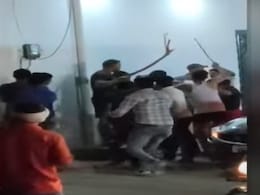 घुड़चढ़ी और डीजे के विवाद में आगरा में शादी करने जा रहे दलित युवक को सड़क पर गिराकर पीटा घुड़चढ़ी और डीजे के विवाद में आगरा में शादी करने जा रहे दलित युवक को सड़क पर गिराकर पीटा