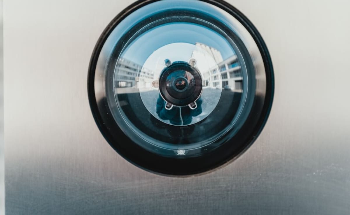 китайска жена която постави камера за наблюдение в дома на