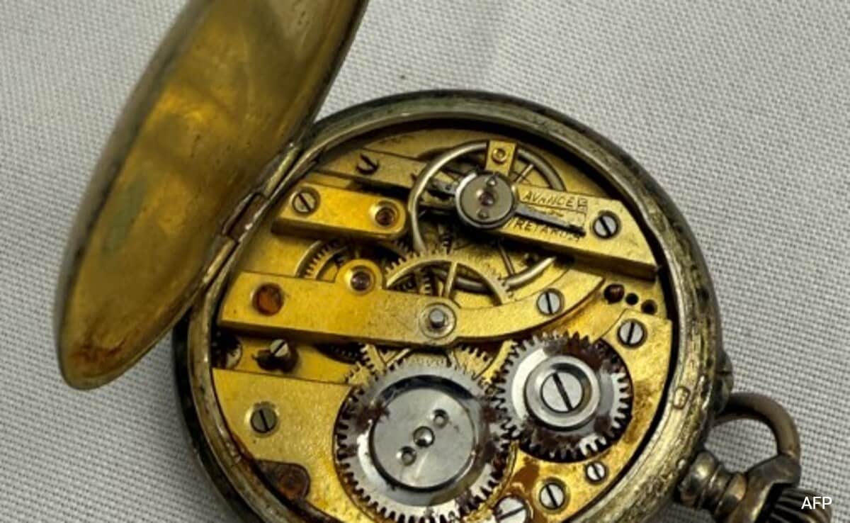 Лондон A pocket watch tickets and money found among the