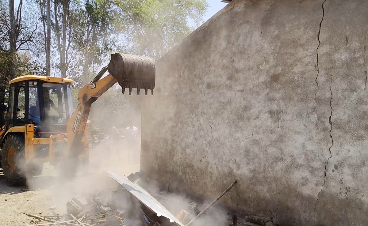 Bulldozer Action in MP: आदिवासी हुए बेदखल! BJP ऑफिस के लिए गुना में गरजा बुलडोजर, दिग्विजय सिंह ने ये कहा