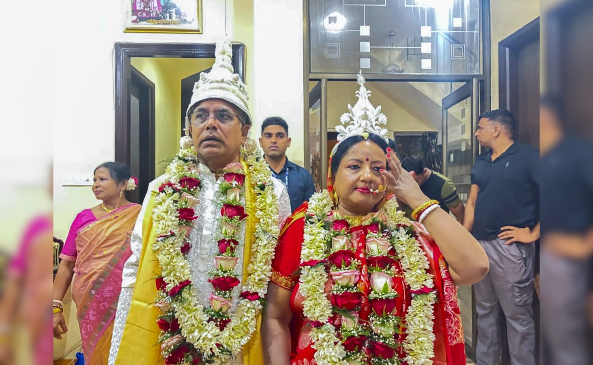 (बंगाल बीजेपी नेता दिलीप घोष ने रिंकू मजूमदार संग की शादी) (बंगाल बीजेपी नेता दिलीप घोष ने रिंकू मजूमदार संग की शादी)
