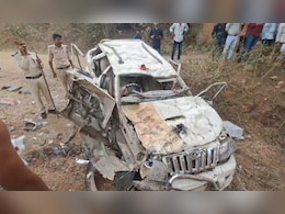 जबलपुर में पुल से गिरी स्कॉर्पियो, चार की मौत; धार में यात्रियों से भरी बस भी 15 फीट नीचे गिरी जबलपुर में पुल से गिरी स्कॉर्पियो, चार की मौत; धार में यात्रियों से भरी बस भी 15 फीट नीचे गिरी
