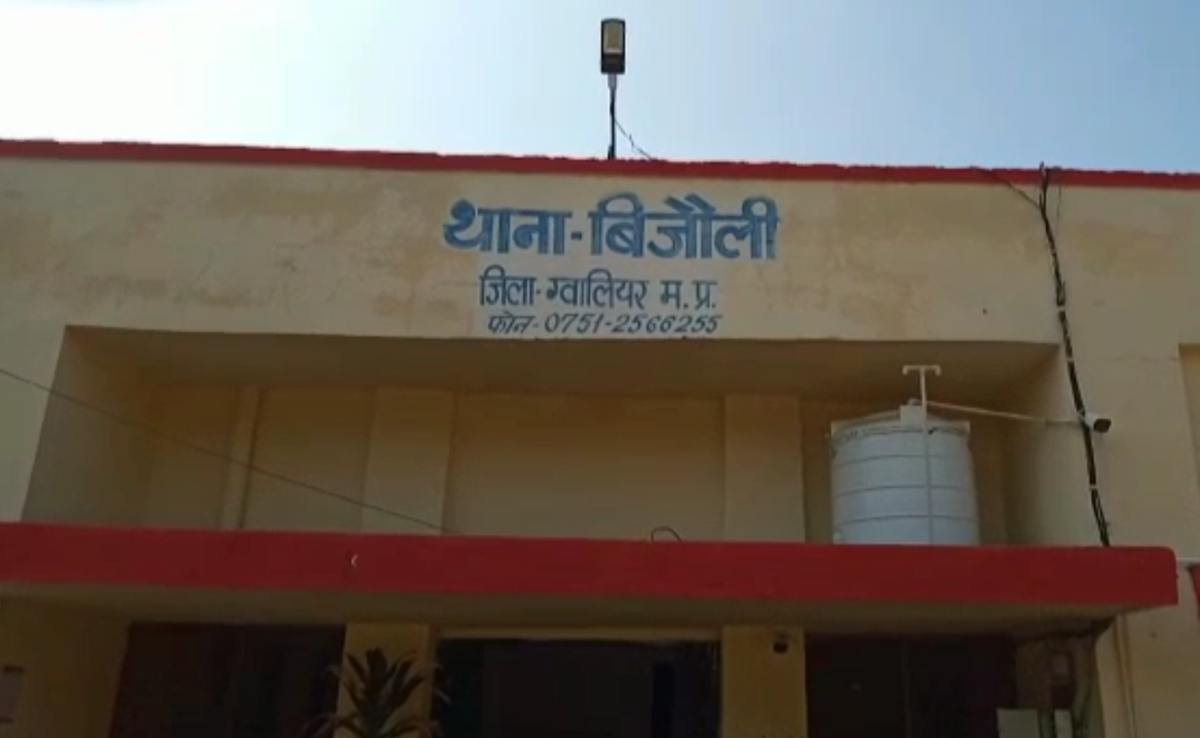 SBI में चोरी, ग्वालियर की इस ब्रांच से चेक उड़ा ले गया चोर! CCTV ने 'पकड़ा', लेकिन पुलिस की पहुंच से दूर