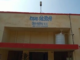 SBI में चोरी, ग्वालियर की इस ब्रांच से चेक उड़ा ले गया चोर! CCTV ने 'पकड़ा', लेकिन पुलिस की पहुंच से दूर SBI में चोरी, ग्वालियर की इस ब्रांच से चेक उड़ा ले गया चोर! CCTV ने 'पकड़ा', लेकिन पुलिस की पहुंच से दूर