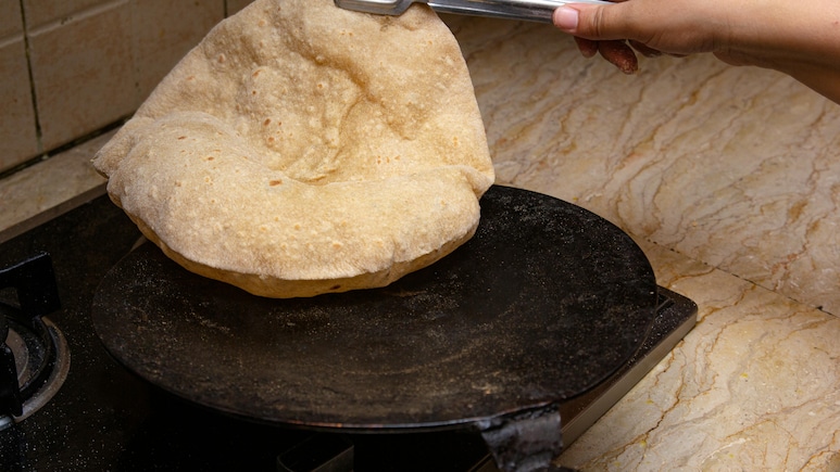 Cooking Hacks: रोटी को ज्यादा देर तक मुलायम कैसे रखें? फॉलो करें ये टिप्स... Cooking Hacks: रोटी को ज्यादा देर तक मुलायम कैसे रखें? फॉलो करें ये टिप्स...