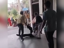 Viral Video: छतरपुर जिला अस्पताल में डॉक्टर ने पटककर मारा और घसीटा, 77 साल के बुजुर्ग ने बताई अपनी आपबीती Viral Video: छतरपुर जिला अस्पताल में डॉक्टर ने पटककर मारा और घसीटा, 77 साल के बुजुर्ग ने बताई अपनी आपबीती