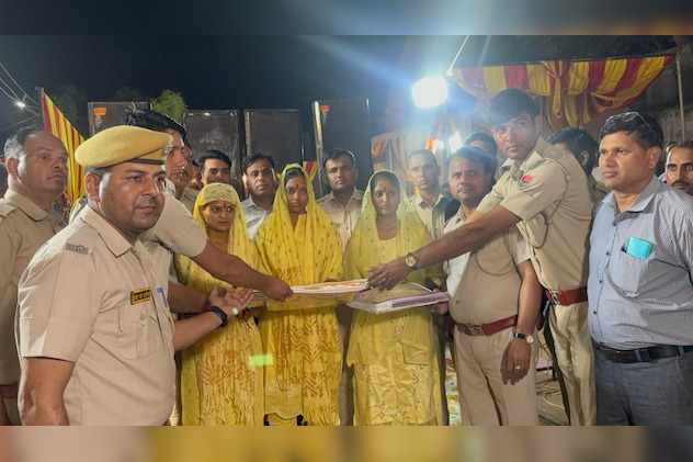 पुलिसकर्मी सुनीता के घर मायरा लेकर पहुंचे. पुलिसकर्मी सुनीता के घर मायरा लेकर पहुंचे.