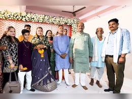 OM Birla: शहीद की बेटी की शादी में मायरा लेकर पहुंचे स्पीकर ओम बिरला, लोकसभा अध्यक्ष ने निभाया 6 साल पुराना वादा OM Birla: शहीद की बेटी की शादी में मायरा लेकर पहुंचे स्पीकर ओम बिरला, लोकसभा अध्यक्ष ने निभाया 6 साल पुराना वादा
