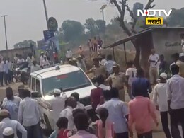 Nashik Crime: संतापजनक! जमावाची पोलिसांना बेदम मारहाण, मृतदेहाची चौकशी करायला गेले अन्... Nashik Crime: संतापजनक! जमावाची पोलिसांना बेदम मारहाण, मृतदेहाची चौकशी करायला गेले अन्...