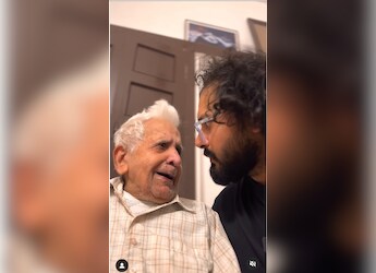 Man Sweetly Scolds Grandfather For Eating Samosas, His Reaction Goes Viral Man Sweetly Scolds Grandfather For Eating Samosas, His Reaction Goes Viral