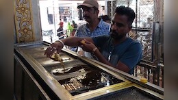 Rajasthan: चित्तौड़गढ़ के शन&zwj;ि मंद&zwj;िर में चढ़ा इतना तेल की भर गए 3 कुएं, बाहर न&zwj;िकालते ही बन जाता है पानी&nbsp;
