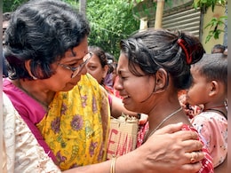 'हम ऐसे नहीं जी सकते' : दंगा प्रभावित मुर्शिदाबाद में NCW अध्यक्ष के सामने रो पड़ीं महिलाएं 'हम ऐसे नहीं जी सकते' : दंगा प्रभावित मुर्शिदाबाद में NCW अध्यक्ष के सामने रो पड़ीं महिलाएं