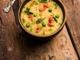 आज डिनर में क्या बनाऊं: रात में कुछ लाइट खाने का है मन तो झटपट बनाएं स्वादिष्ट खिचड़ी, वजन घटाने में भी है मददगार