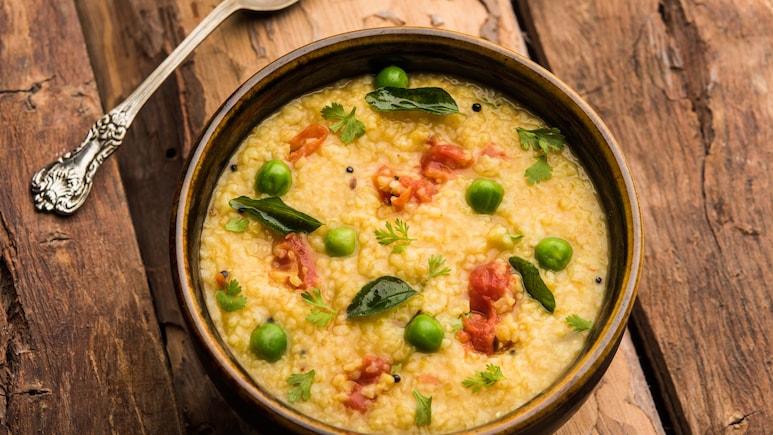 आज डिनर में क्या बनाऊं: रात में कुछ लाइट खाने का है मन तो झटपट बनाएं स्वादिष्ट खिचड़ी, वजन घटाने में भी है मददगार