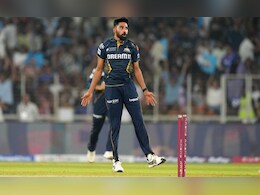 RCB vs GT: चिन्नास्वामी में चला 'मिया मैजिक', सॉल्ट ने स्टेडियम से बाहर मारा छक्का, अगली गेंद पर सिराज ने उखाड़ दिया स्टंप, Video हुआ वायरल RCB vs GT: चिन्नास्वामी में चला 'मिया मैजिक', सॉल्ट ने स्टेडियम से बाहर मारा छक्का, अगली गेंद पर सिराज ने उखाड़ दिया स्टंप, Video हुआ वायरल