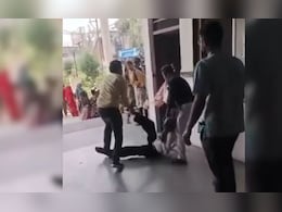MP के अस्पताल में बुजुर्ग को घसीटे जाने के मामले में डॉक्टर बर्खास्त, स्वास्थ्य अधिकारी निलंबित MP के अस्पताल में बुजुर्ग को घसीटे जाने के मामले में डॉक्टर बर्खास्त, स्वास्थ्य अधिकारी निलंबित
