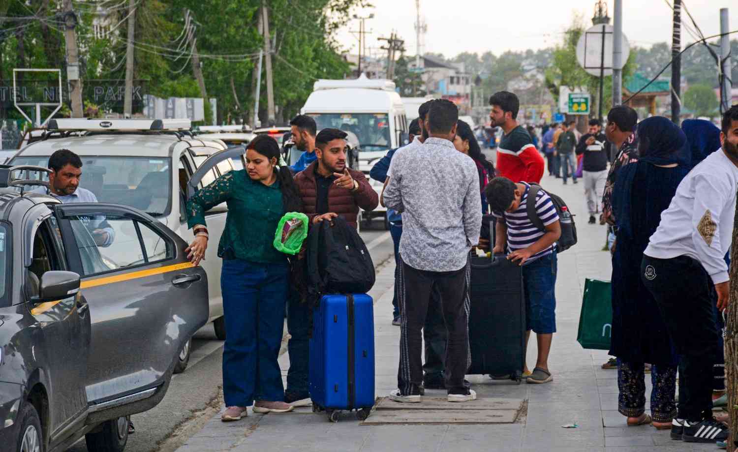 जम्मू-कश्मीर में फंसे सैलानियों के लिए आज चलेगी स्पेशल ट्रेन, जानें कहां से कितने बजे मिलेगी