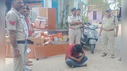 खुद को सरकारी ठेकेदार बताकर करता था ठगी, देवास पुलिस ने किया गिरफ्तार