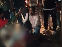 19-Year-Old Woman Stabbed Multiple Times By Man On Busy Road In Delhi 19-Year-Old Woman Stabbed Multiple Times By Man On Busy Road In Delhi