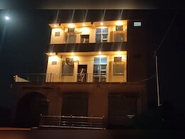 Rajasthan: झुंझुनूं के होटल में माइक्रोसॉफ्ट का फर्जी कस्टमर केयर सेंटर, 3 युवतियों समेत 13 गिरफ्तार Rajasthan: झुंझुनूं के होटल में माइक्रोसॉफ्ट का फर्जी कस्टमर केयर सेंटर, 3 युवतियों समेत 13 गिरफ्तार