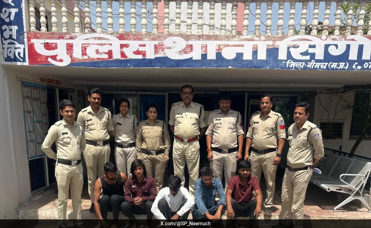 Неемух Неудобни лица въоръжени с пръчки и остри оръжия за