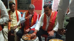 Vijay Sharma: चौक पर बैठ चखा गर्म पकौड़े-भजिया का स्वाद, बारिश का मजा लेते नजर आए डिप्टी सीएम विजय शर्मा