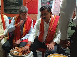 Vijay Sharma: चौक पर बैठ चखा गर्म पकौड़े-भजिया का स्वाद, बारिश का मजा लेते नजर आए डिप्टी सीएम विजय शर्मा