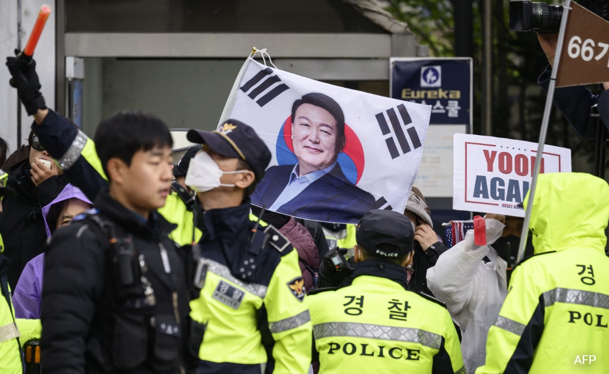 Сеул Южнокорейската полиция нападна в сряда Службата на бившия президент