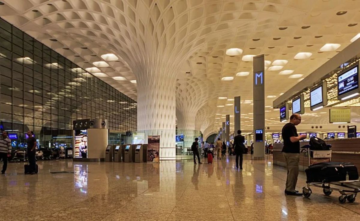 Mumbai News : बायकोपासून बँकॉक ट्रिप लपवण्यासाठी नवऱ्याची भलतीच डेअरिंग; मुंबई एअरपोर्टवर अटक