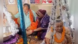 20 सालों के बाद मन्नत पूरी हुई तो मां और चाची को सिक्कों से तौला, लोग बोले- बेटा हो तो ऐसा &nbsp;