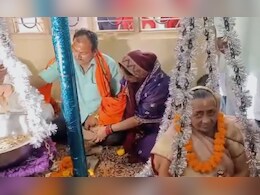 20 सालों के बाद मन्नत पूरी हुई तो मां और चाची को सिक्कों से तौला, लोग बोले- बेटा हो तो ऐसा  